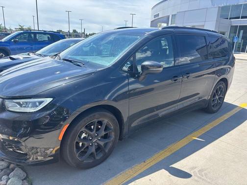 Brilliant Black Crystal Pearlcoat 2023 Chrysler Pacifica Touring-L