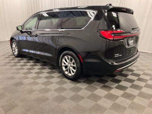 Diamond Black 2026 Chrysler Pacifica Limited
