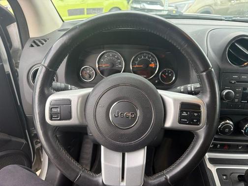 Bright White Clearcoat 2016 Jeep Compass Latitude
