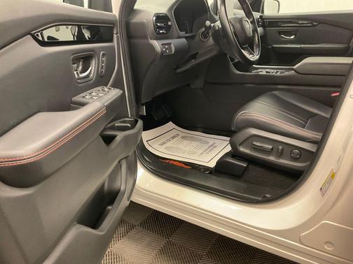 Platinum White Pearl 2023 Honda Pilot TrailSport