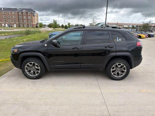 Diamond Black 2020 Jeep Cherokee Trailhawk