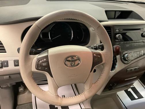 2013 Toyota Sienna XLE