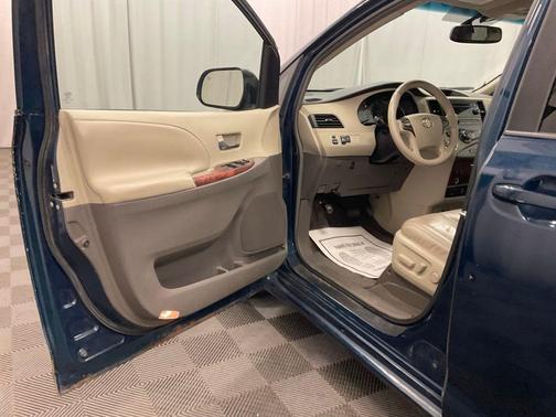 South Pacific Pearl 2011 Toyota Sienna XLE