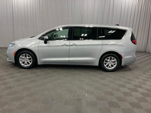 2023 Chrysler Pacifica Touring-L
