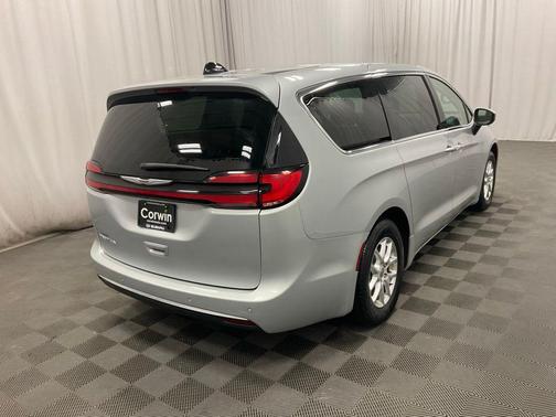 2023 Chrysler Pacifica Touring-L