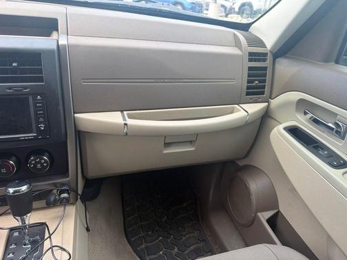 Bright White Clearcoat 2012 Jeep Liberty Sport