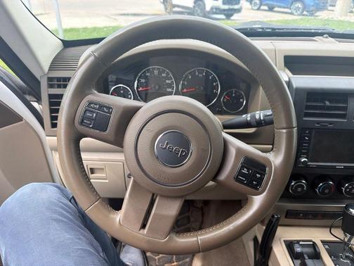 Bright White Clearcoat 2012 Jeep Liberty Sport