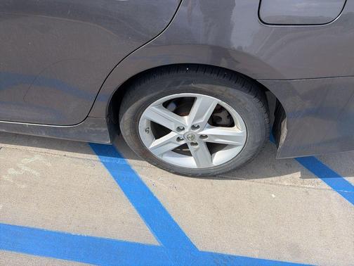 Magnetic Gray Metallic 2014 Toyota Camry SE