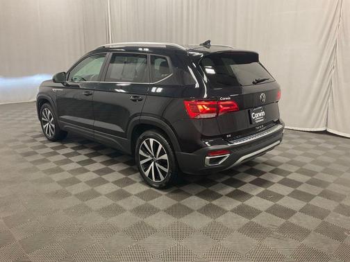 Deep Black Pearl Effect 2022 Volkswagen Taos 1.5T SE