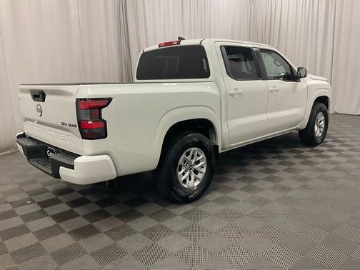 Glacier White 2024 Nissan Frontier SV