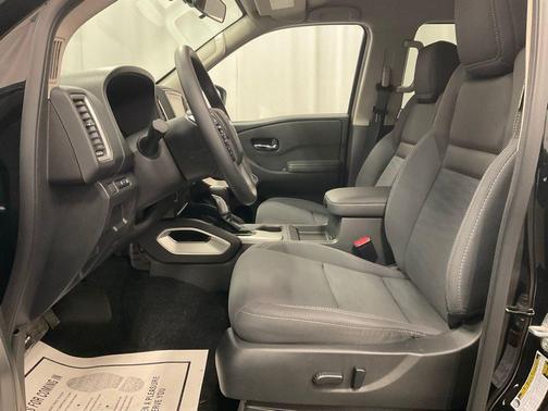 Black 2024 Nissan Frontier SV