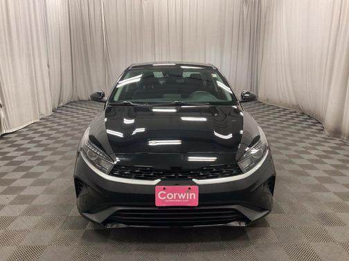 Aurora Black Pearl 2024 Kia Forte LXS