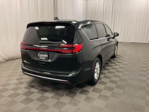 2023 Chrysler Pacifica Touring-L
