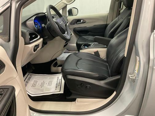 Silver Mist Clearcoat 2023 Chrysler Pacifica Touring-L