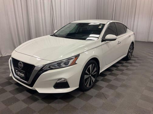 White 2022 Nissan Altima 2.5 SV
