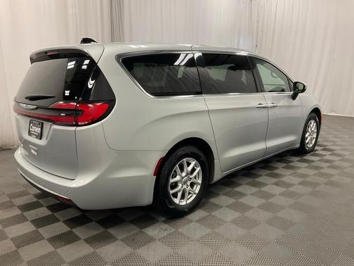 2023 Chrysler Pacifica Touring-L