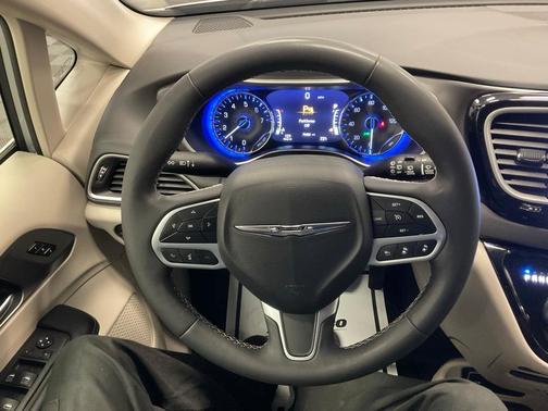 2023 Chrysler Pacifica Touring-L