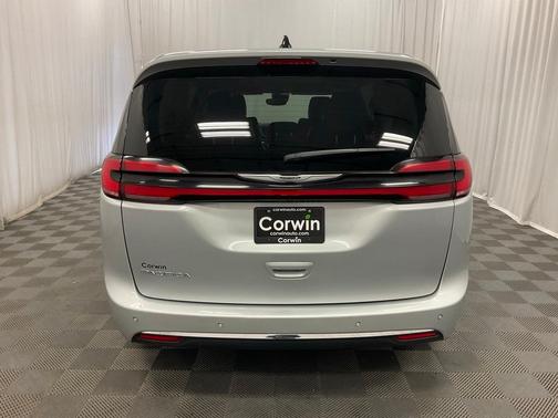 2023 Chrysler Pacifica Touring-L