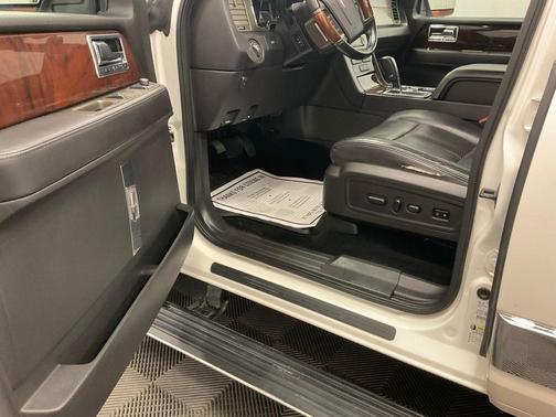 White Platinum Tri-Coat Metallic 2014 Lincoln Navigator Base