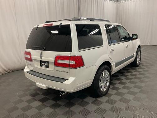 White Platinum Tri-Coat Metallic 2014 Lincoln Navigator Base