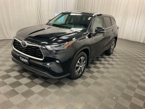 Midnight Black Metallic 2022 Toyota Highlander XLE