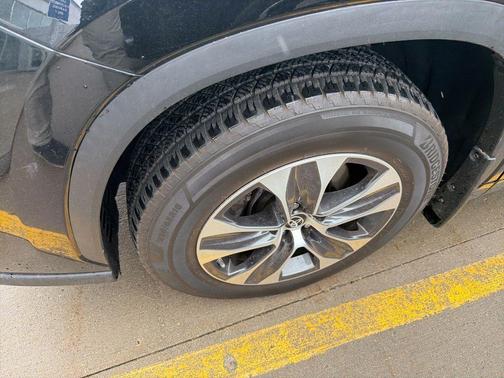 Midnight Black Metallic 2022 Toyota Highlander XLE