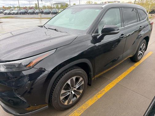 Midnight Black Metallic 2022 Toyota Highlander XLE