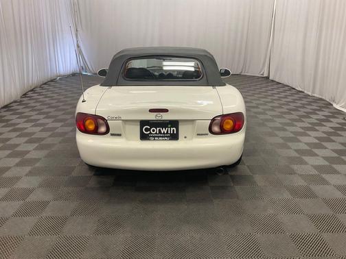 White 1999 Mazda MX-5 Miata
