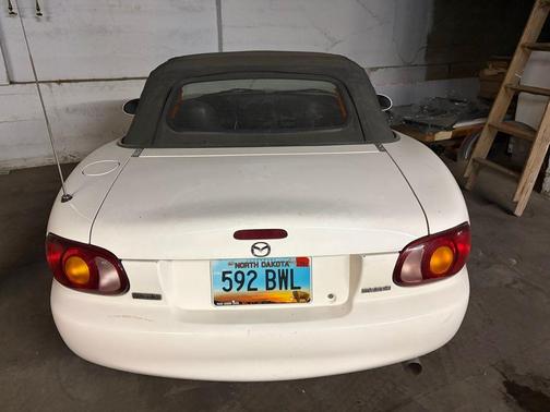 White 1999 Mazda MX-5 Miata