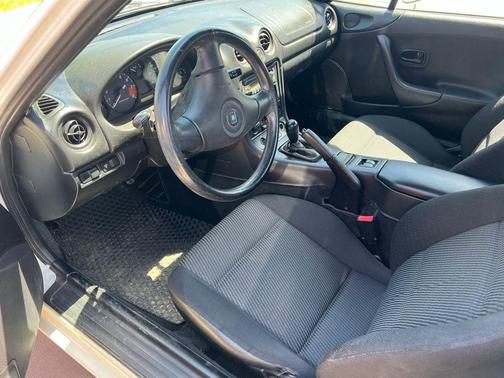 White 1999 Mazda MX-5 Miata