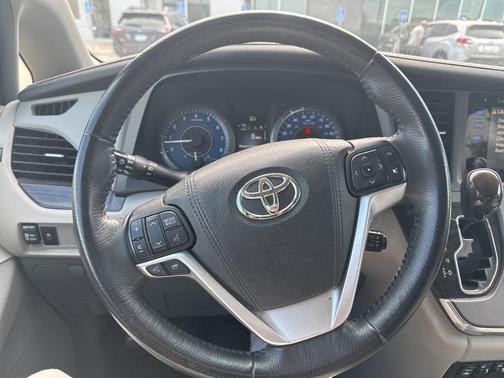 2017 Toyota Sienna XLE
