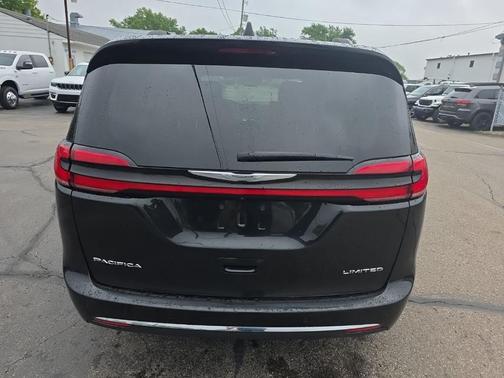 Brilliant Black Crystal Pearlcoat 2023 Chrysler Pacifica Limited