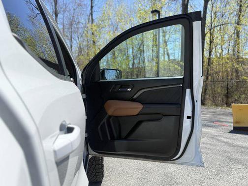Summit White 2023 GMC Canyon AT4
