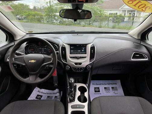 Photo 2 of 32 of 2018 Chevrolet Cruze LS
