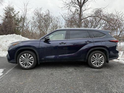 2025 Toyota Highlander Hybrid Platinum