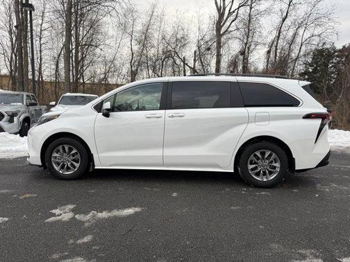 2025 Toyota Sienna LE