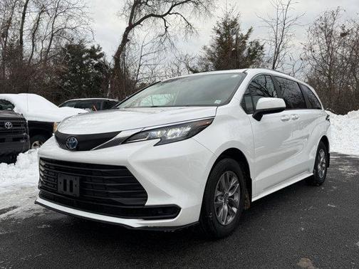 2025 Toyota Sienna LE