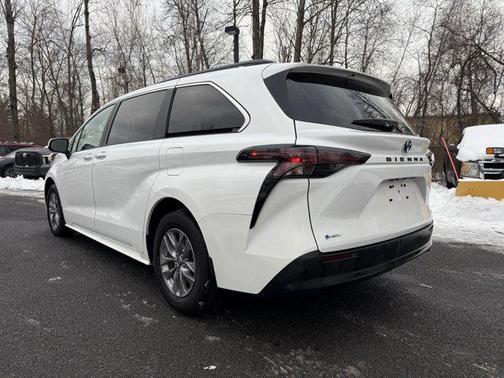 2025 Toyota Sienna LE