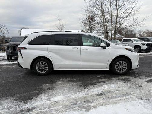 2025 Toyota Sienna LE