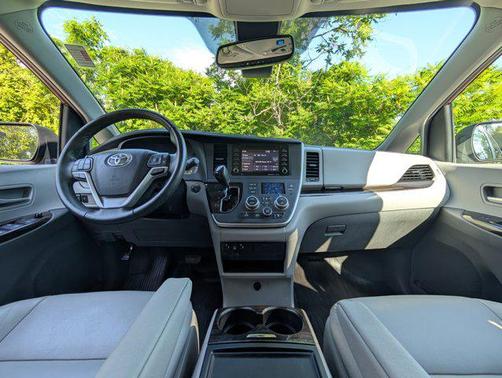 2020 Toyota Sienna XLE