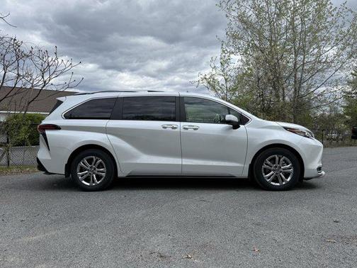 Wind Chill Pearl 2023 Toyota Sienna Platinum