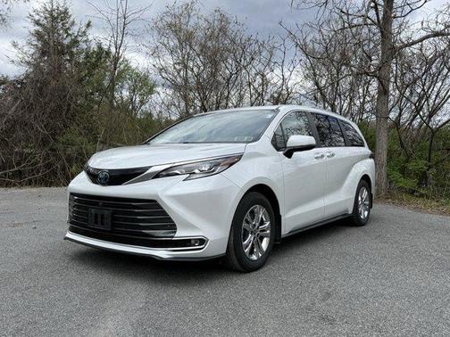 Wind Chill Pearl 2023 Toyota Sienna Platinum