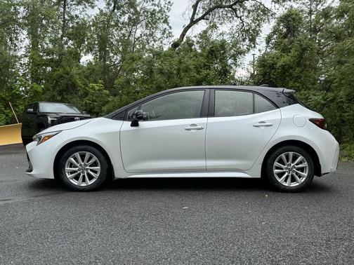 Wind Chill Pearl/Midnight Black Metallic 2023 Toyota Corolla SE