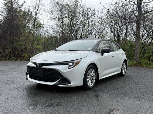 Wind Chill Pearl/Midnight Black Metallic 2023 Toyota Corolla SE