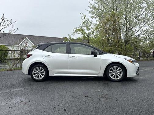 Wind Chill Pearl/Midnight Black Metallic 2023 Toyota Corolla SE