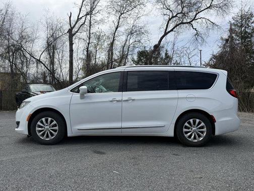 Bright White Clearcoat 2018 Chrysler Pacifica Touring-L