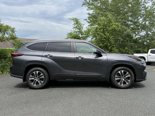 Magnetic Gray Metallic 2023 Toyota Highlander Hybrid XLE