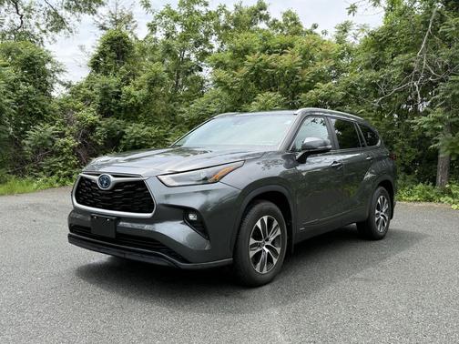 Magnetic Gray Metallic 2023 Toyota Highlander Hybrid XLE