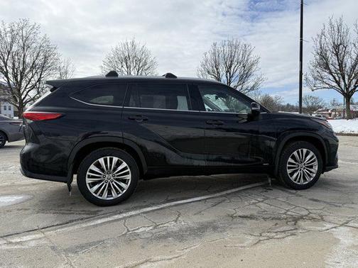 2023 Toyota Highlander Hybrid Platinum