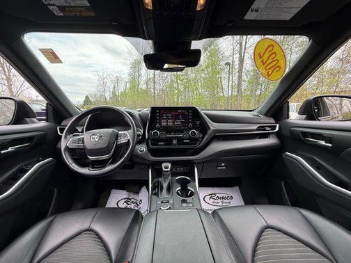 Midnight Black Metallic 2022 Toyota Highlander XSE